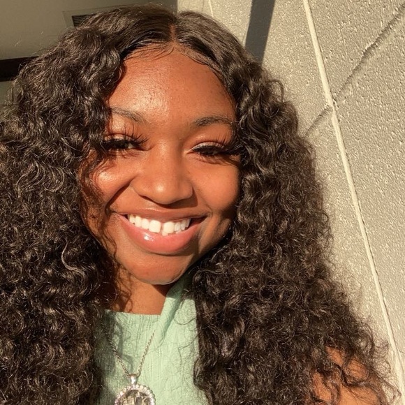 Meet your Posher, Cierra - Picture 3 of 4